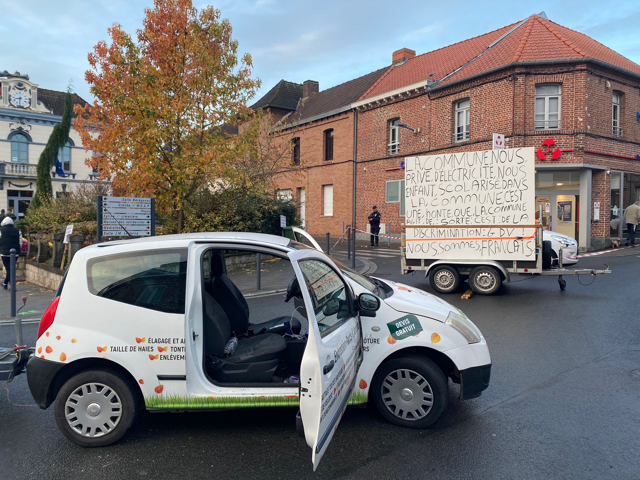 Manifestation ce matin devant la mairie. Crédit : Timothée Grandjacques