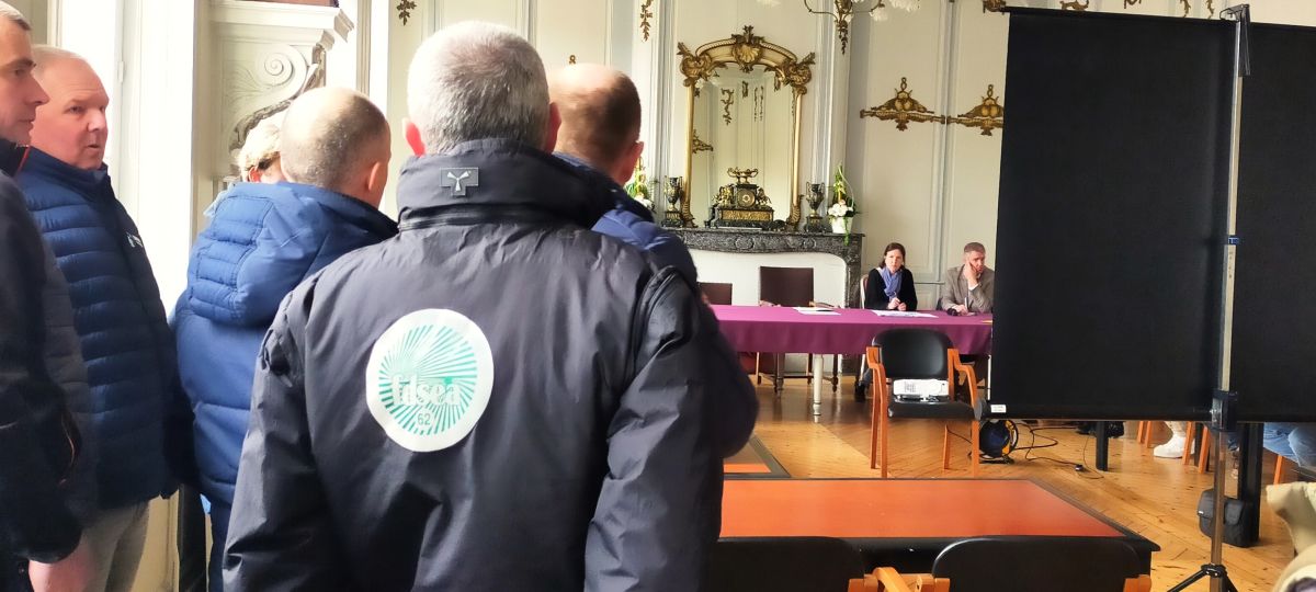 Les agriculteurs de la FDSEA 62 et des Jeunes Agriculteurs ont fait irruption dans la salle du conseil municipal de Saint-Venant pour participer à la réunion