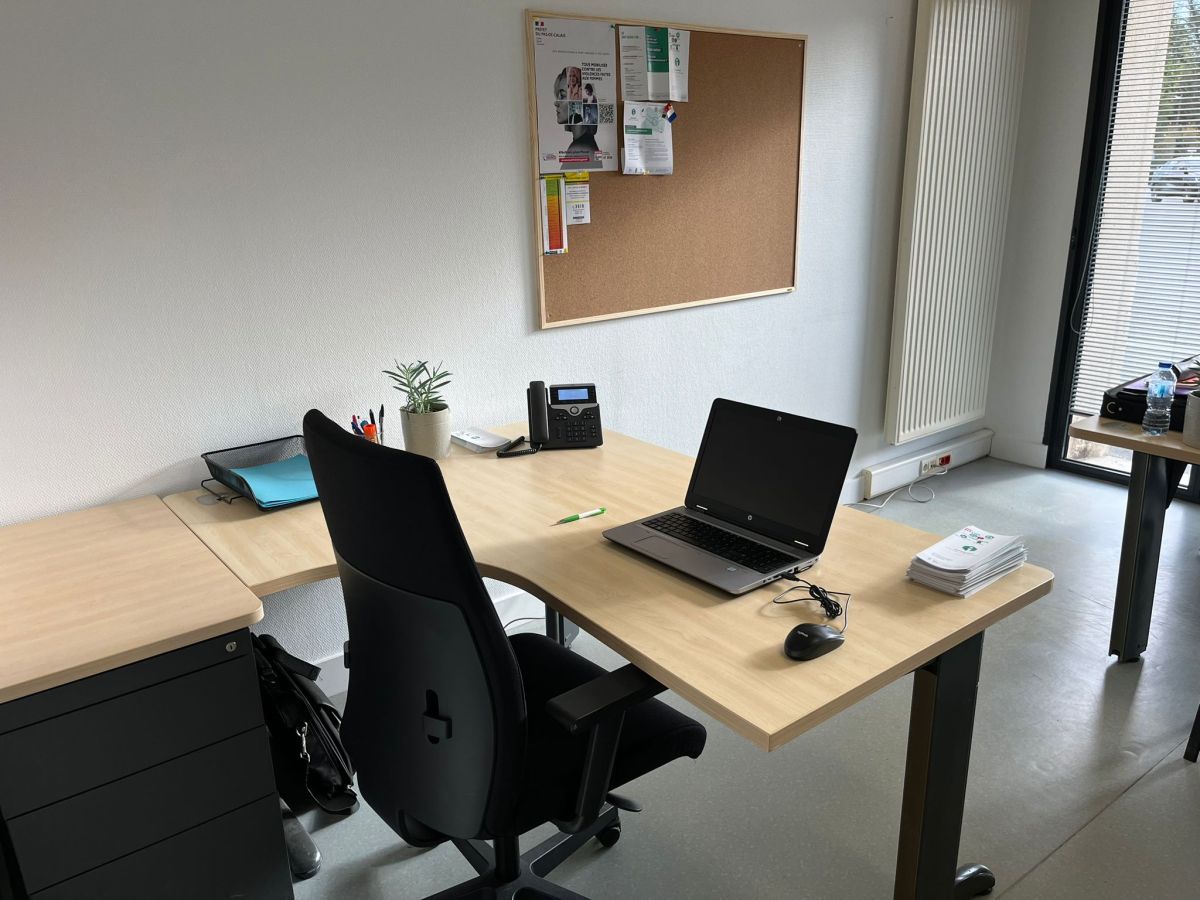 Les clients sont reçus dans ce bureau par un total de 7 permanenciers professionnels. 