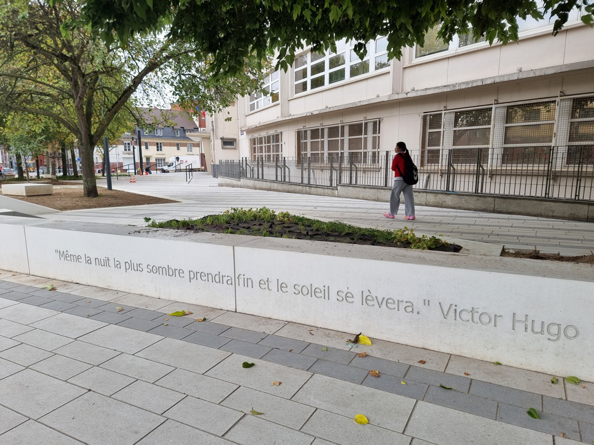 Les citations inscrites sur le mobilier du square Frachon.