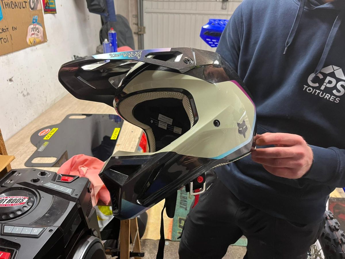Le casque de motocross de Thibault, &agrave; travers la visi&egrave;re duquel il esp&egrave;re bien voir l'arriv&eacute;e cette fois-ci.