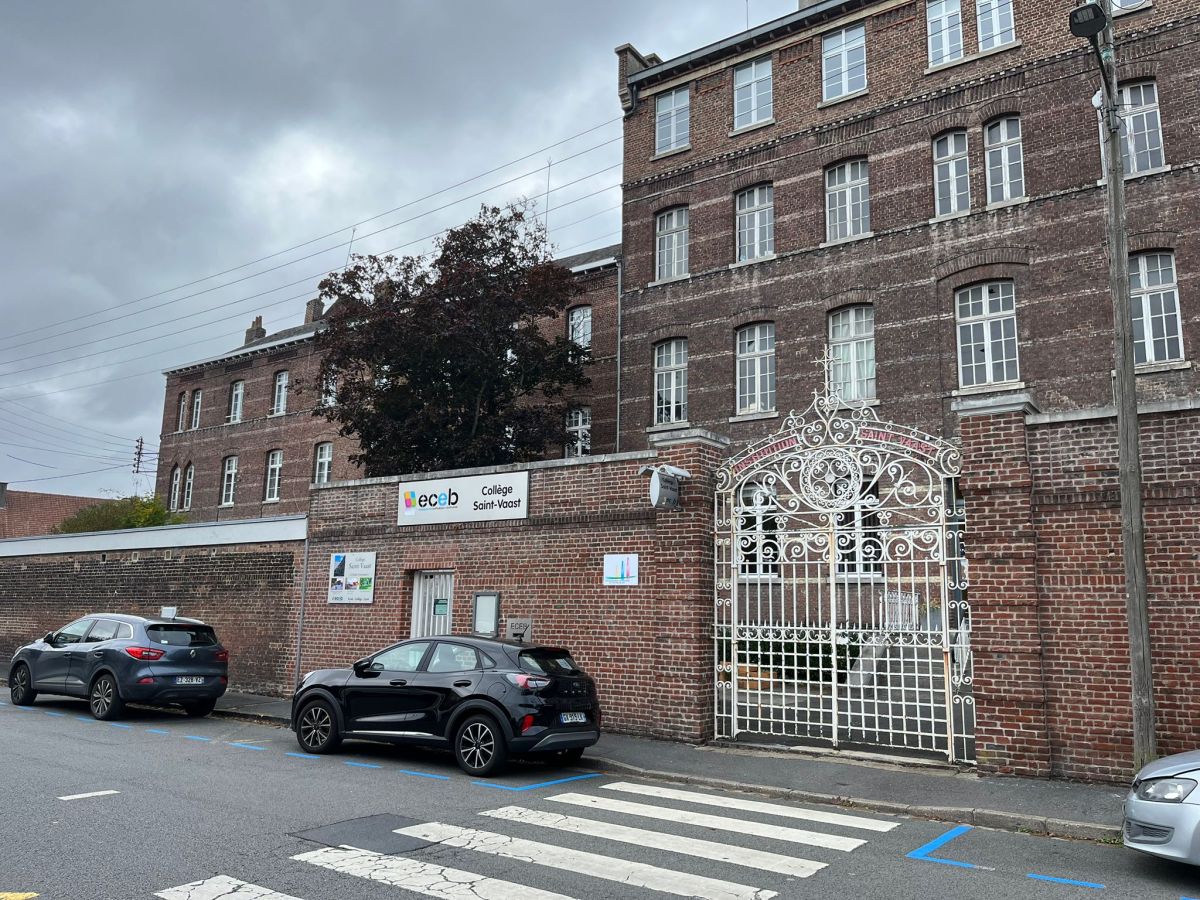 La devanture du collège Saint-Vaast, à Béthune. 