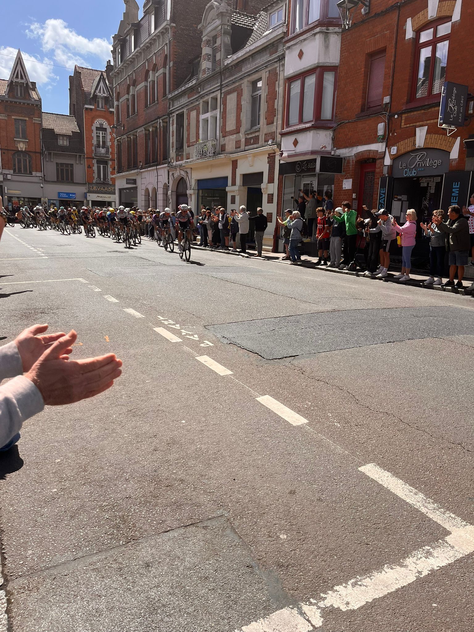 Les coureurs en pleine traversée de Béthune.