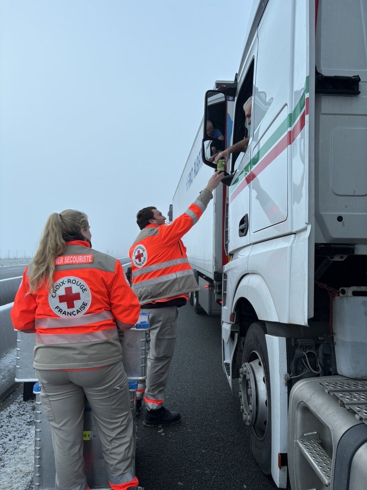 La Croix Rouge aide les chauffeurs routiers immobilis&eacute;s par la neige