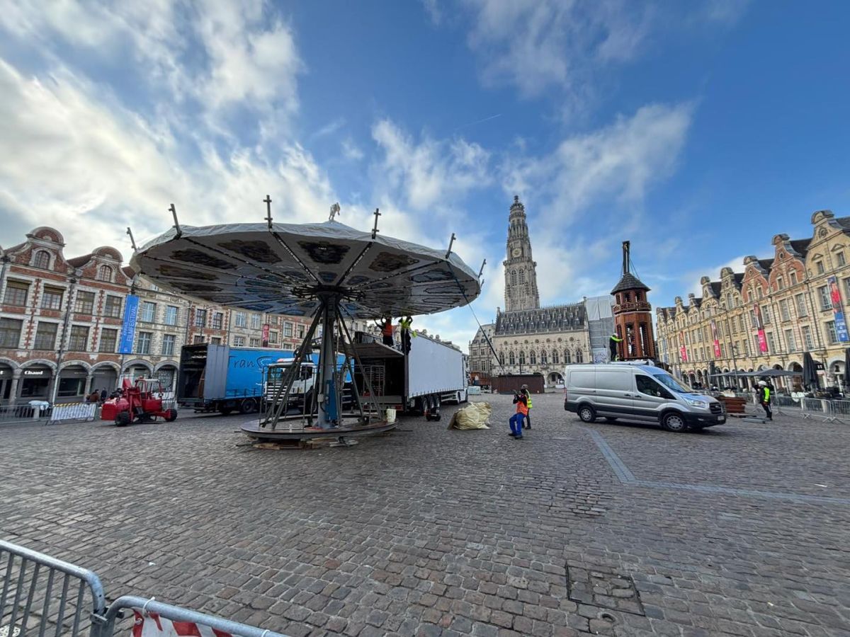 On pouvait déjà distinguer le carrousel ce dimanche matin.