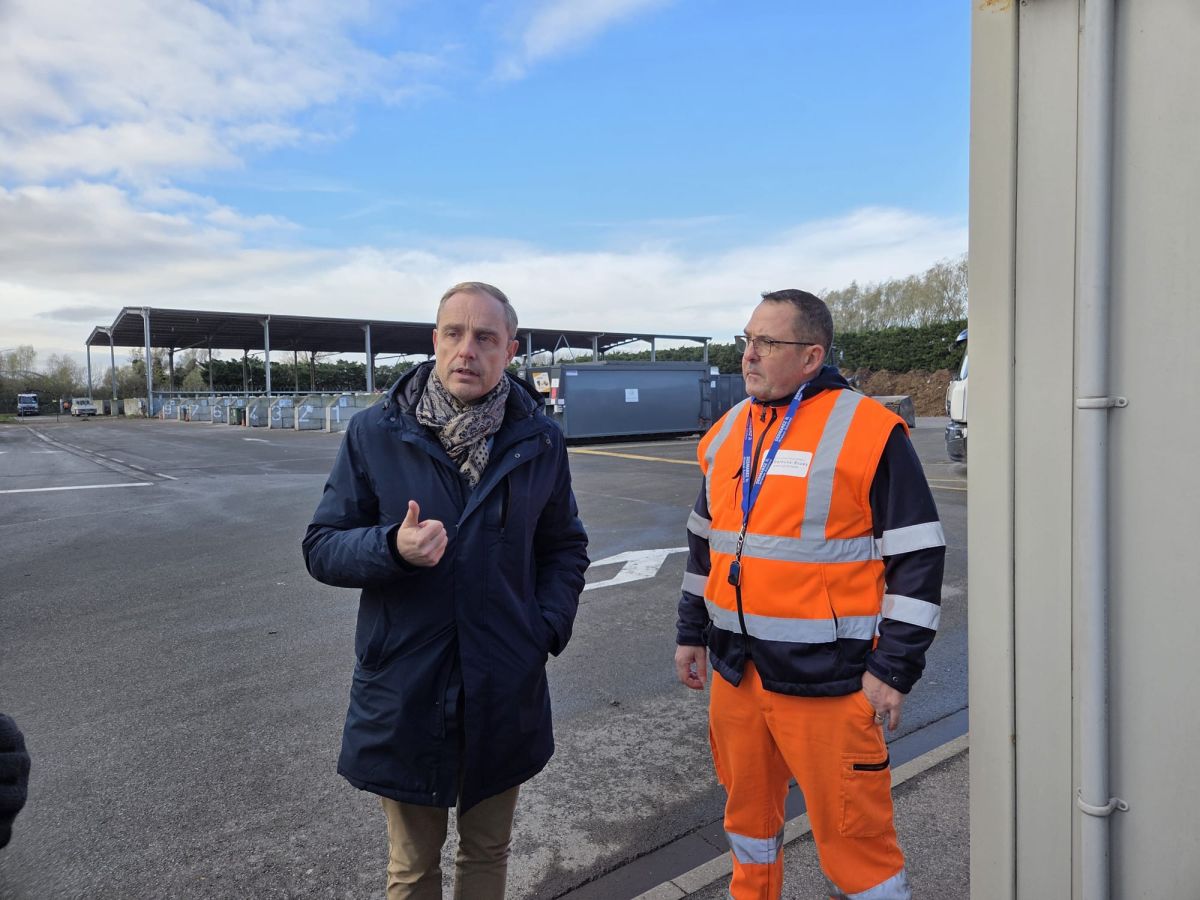 Le maire de Béthune et un agent de la déchetterie