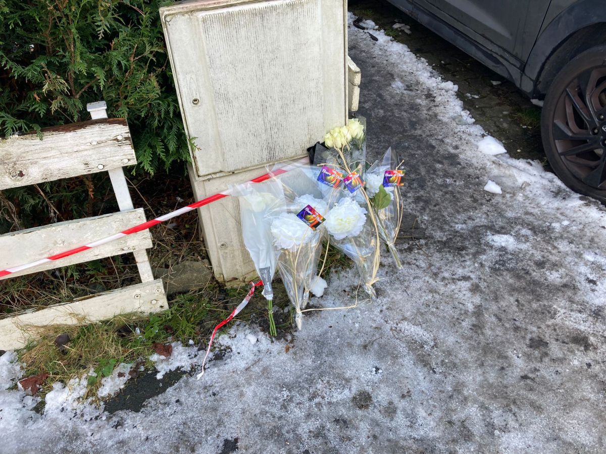 Des fleurs ont été posées devant la maison par des passants en hommage aux victimes