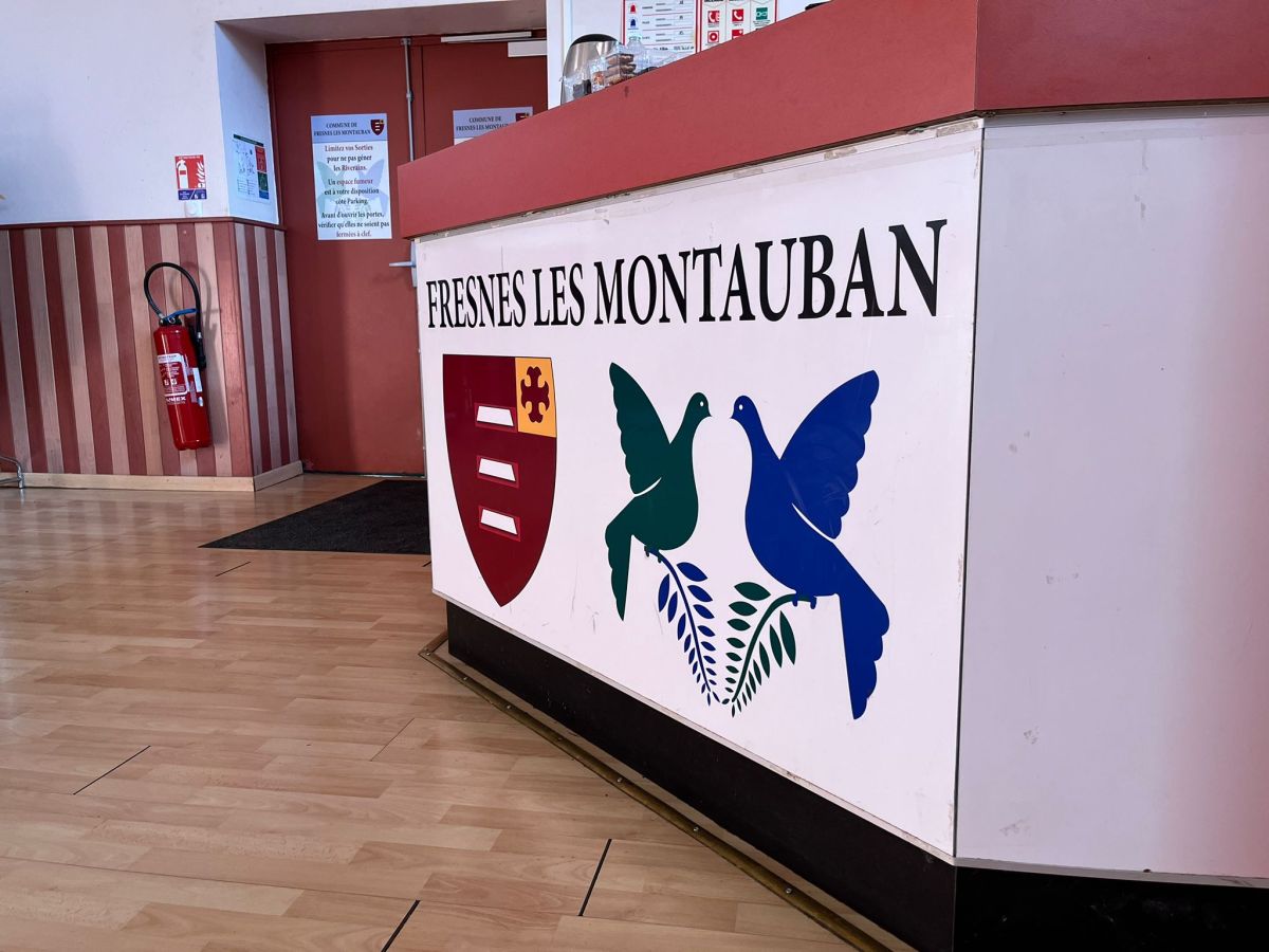 La r&eacute;union s'est tenue dans la salle des f&ecirc;tes de Fresnes-les-Montauban, en pr&eacute;sence de la maire, Annie Lemoine.