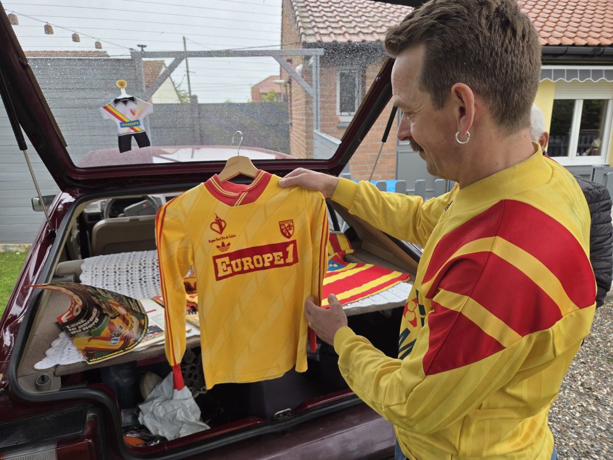 Les supporters du RC Lens se préparent, avec écharpes et maillots aux couleurs du club.
