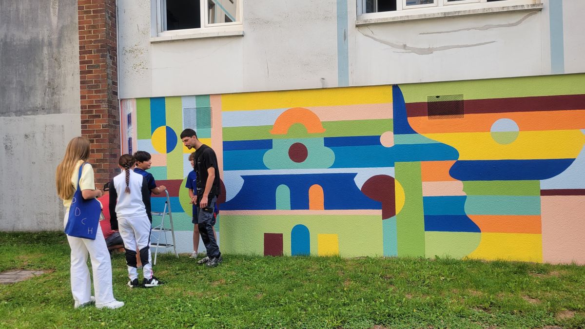 Plusieurs jeunes finalisant une fresque à Arras