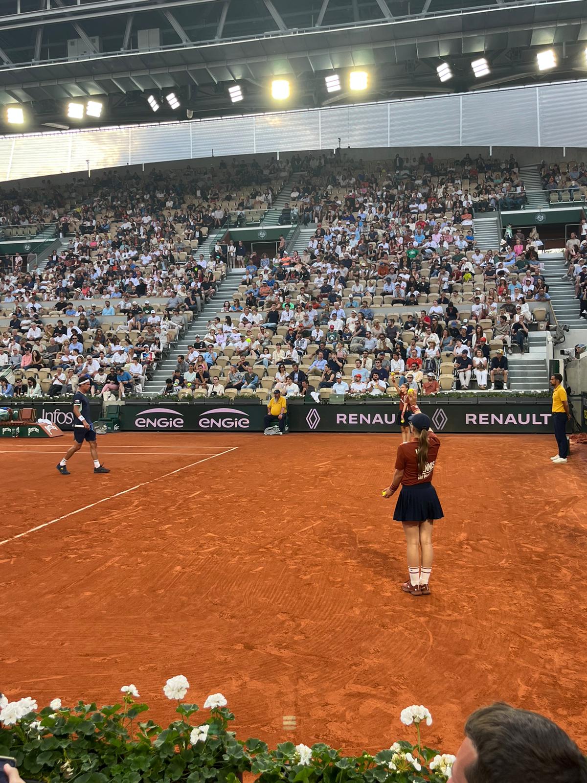 Dimanche 1er juillet, Laly a eu l'honneur de ramasser les joueurs sur le court Suzanne-Lenglen.