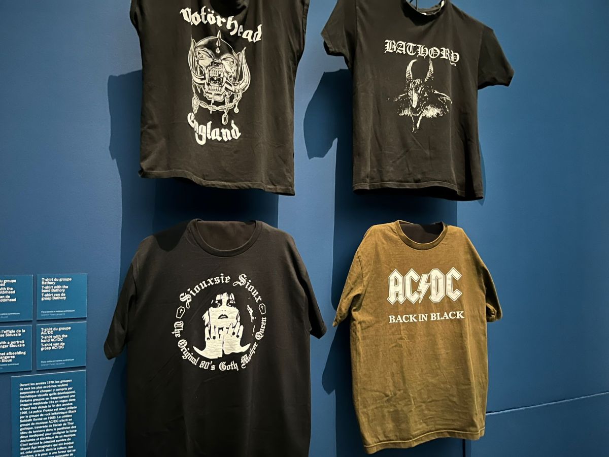 Incroyable mais vrai : des t-shirts à l'effigie du groupe de hard rock le plus populaire de la planète s'invitent au Louvre-Lens !