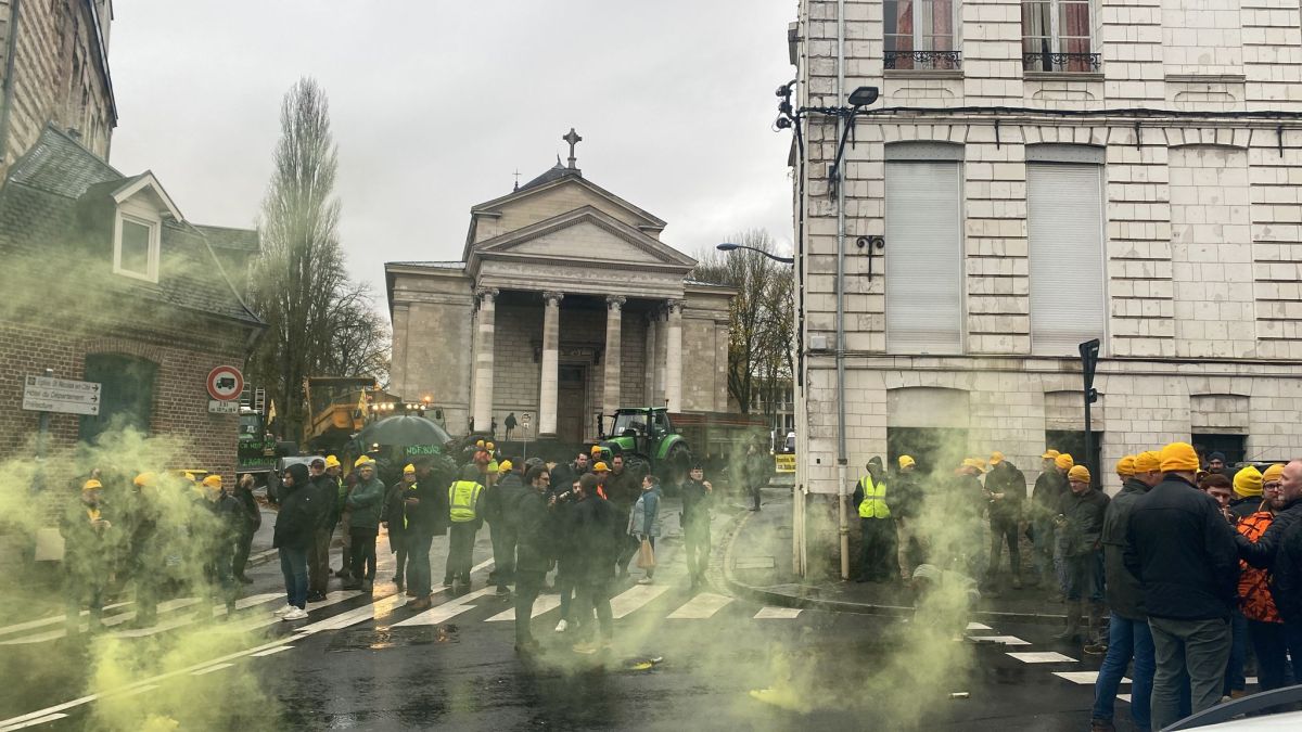 Les manifestants au milieu d'un nuage de fumigènes