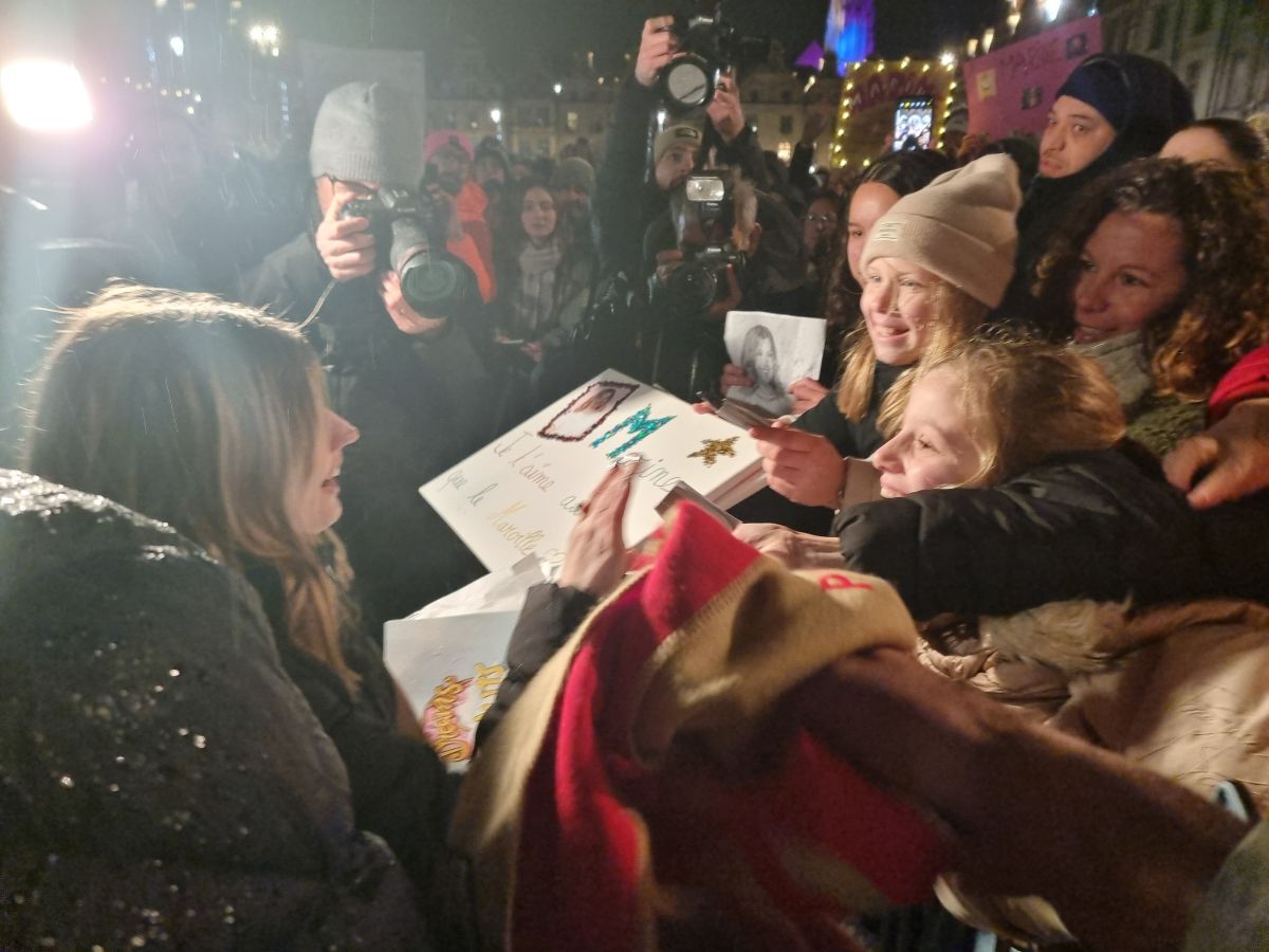 Marine à la rencontre de son public, place des Héros à Arras, le 7 janvier