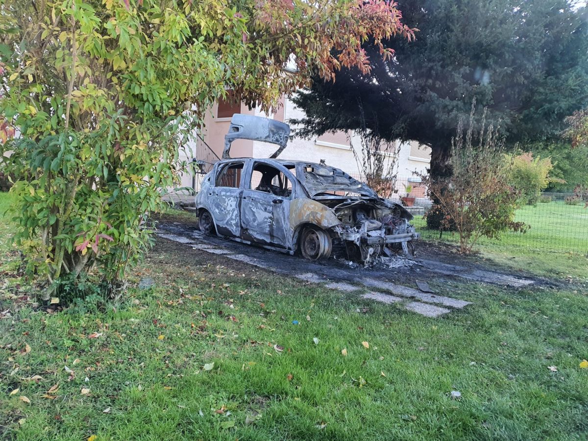 Une voiture incendiée dans une propriété privée à Meurchin