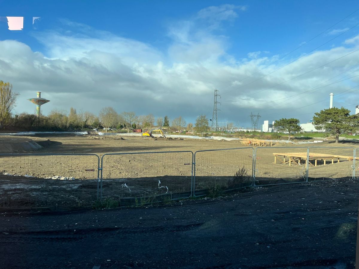 Ce grand cratère accueillait il y a peu l'étang de la Française de Mécanique : il vient d'être étanchéisé, et devrait être rempli « dans 15 jours ».