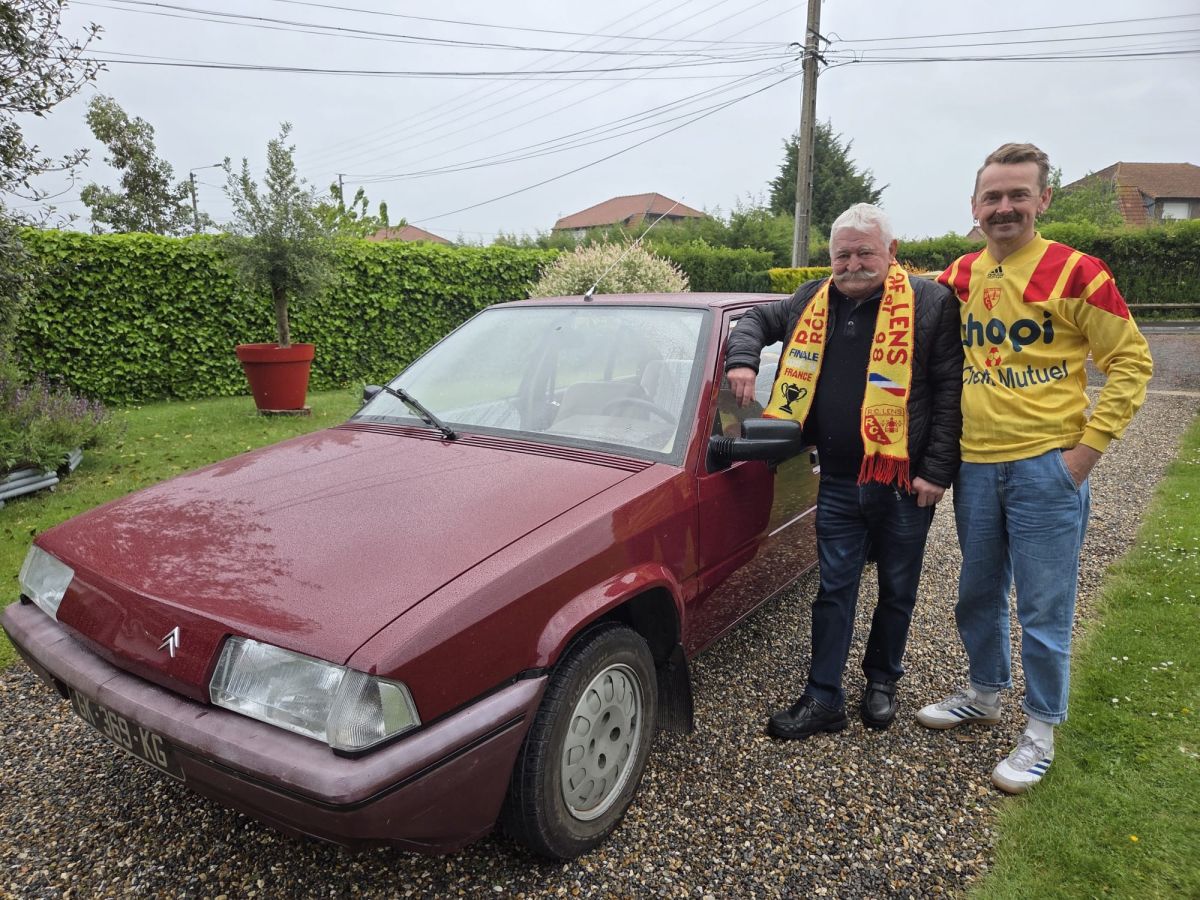 Les supporters du RC Lens se préparent, avec écharpes et maillots aux couleurs du club.