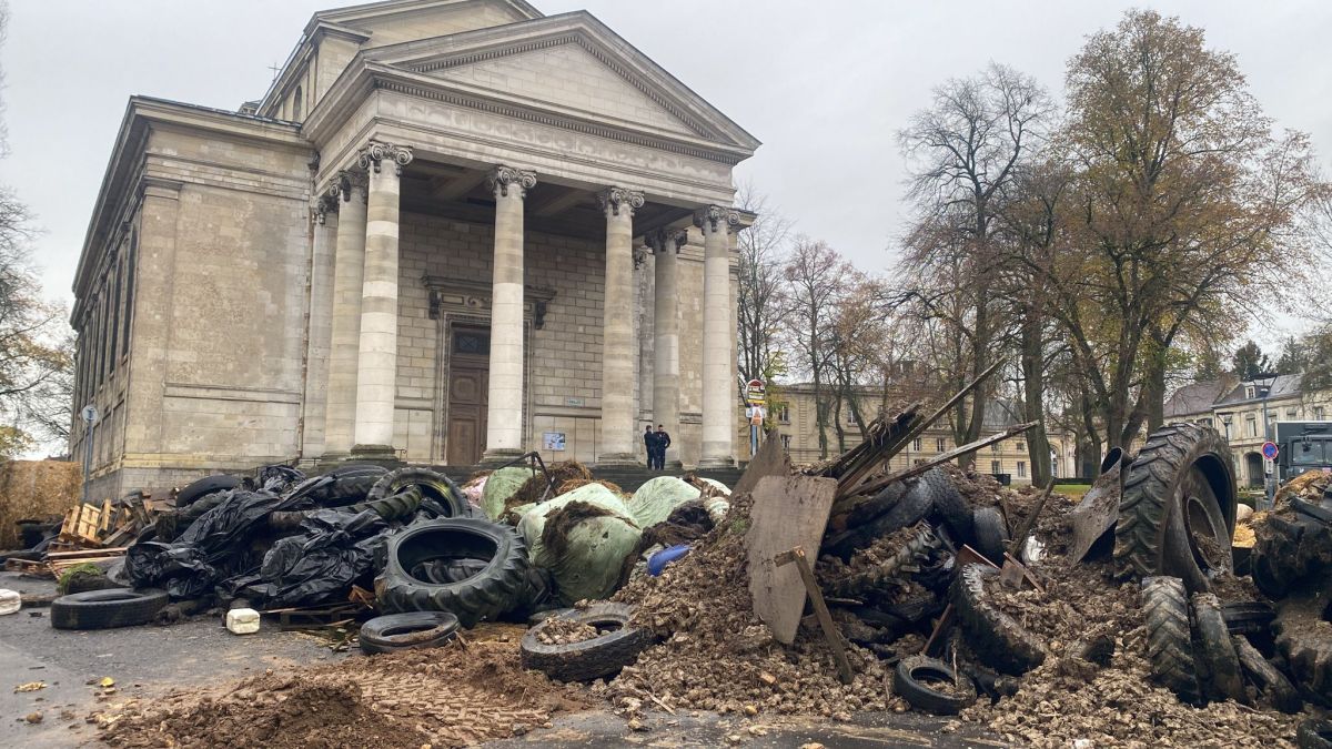 Des pneus et du fumier devant la préfecture à Arras