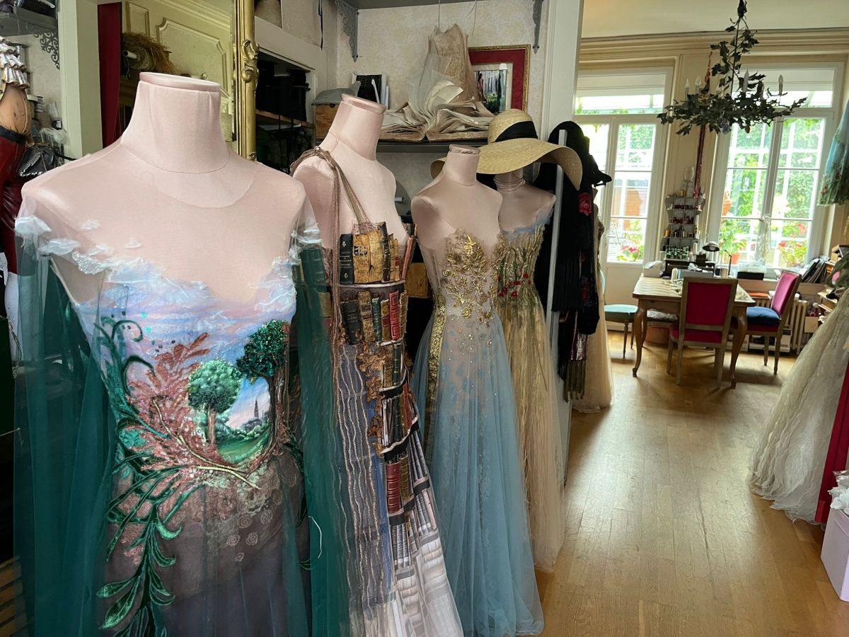 Les robes de Sylvie Facon, alignées comme des œuvres d'art