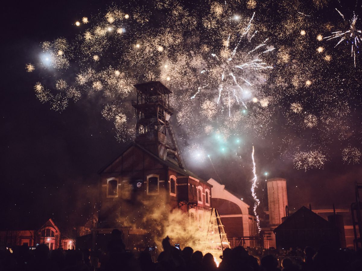 En guise de final explosif : l'embrasement du chevalement historique, pour fêter sa rénovation.