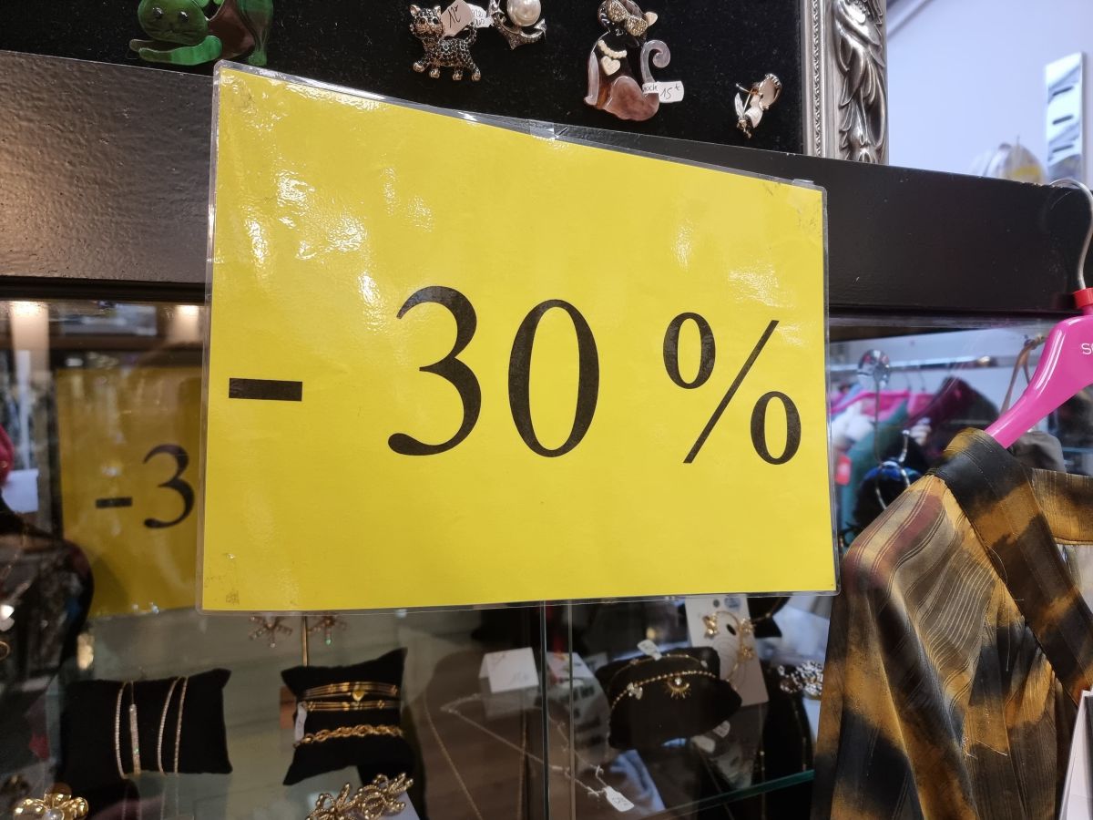 Une affiche -30% dans une boutique de Béthune