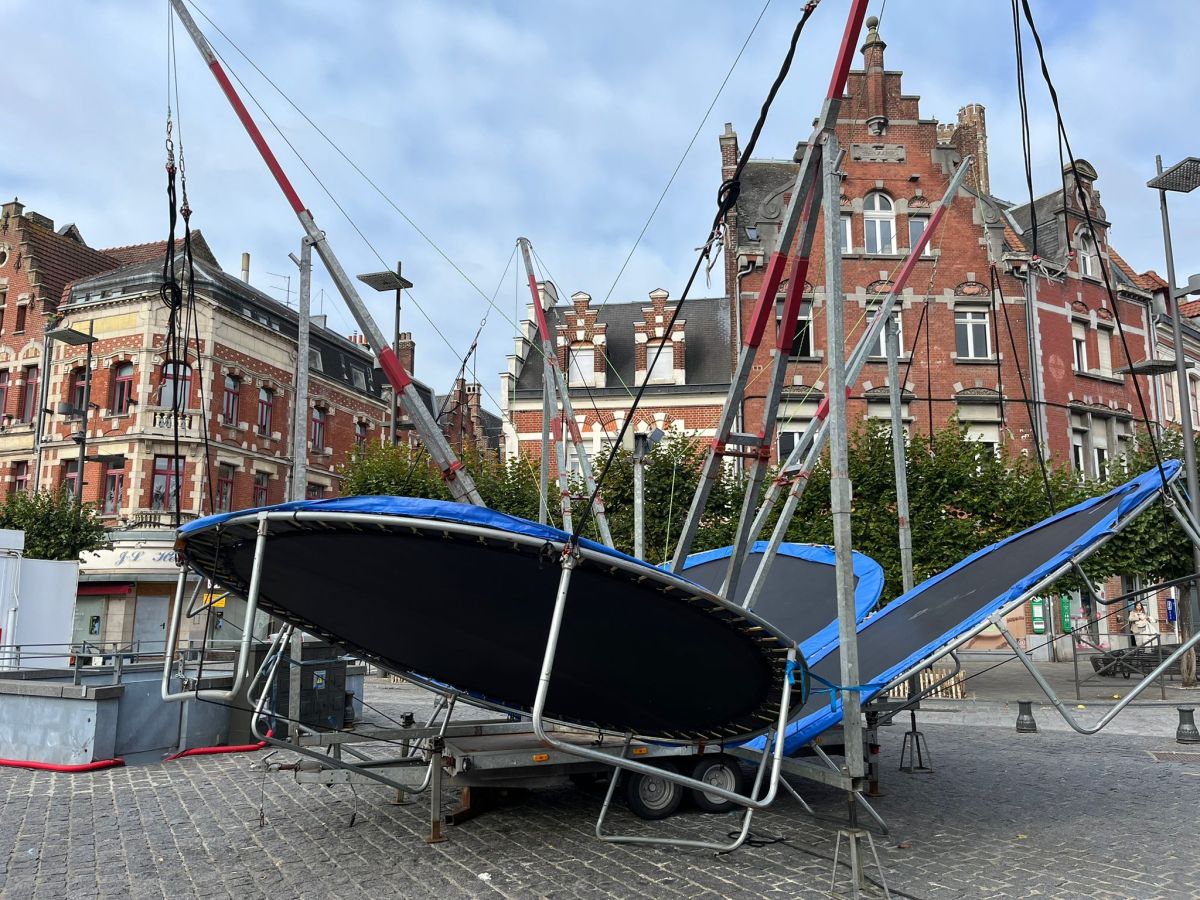 Les trampolines sont presque prêts à accueillir petits et grands.
