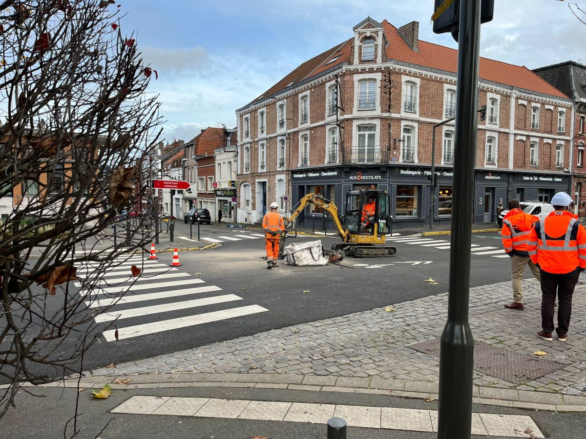 Un marteau piqueur a passé l'après midi à ouvrir un chemin aux agents... dans une voirie presque neuve.