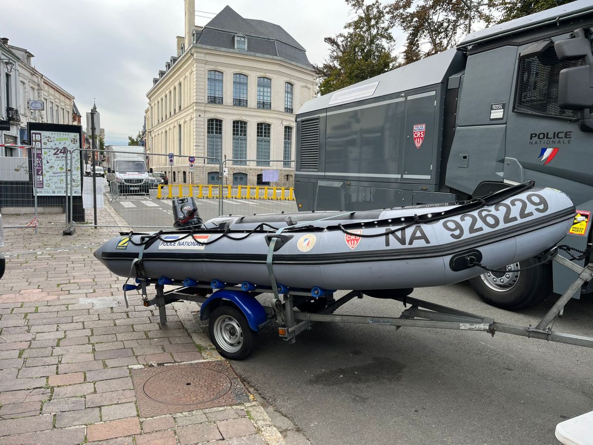 Un bateau semi-rigide, communément appelé Zodiac, utilisé par les forces de l'ordre et exposé en plein centre de Béthune.