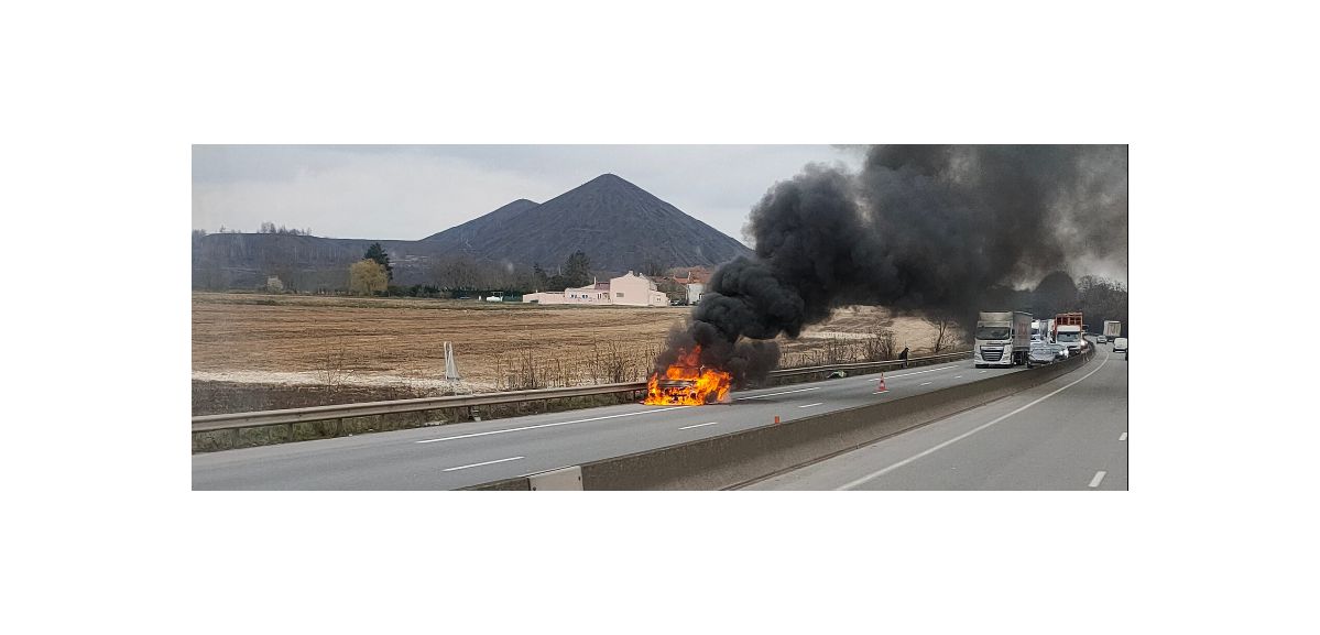 Véhicule en feu sur l’A21 ce mardi après-midi, l’autoroute est fermée après Loos-en-Gohelle