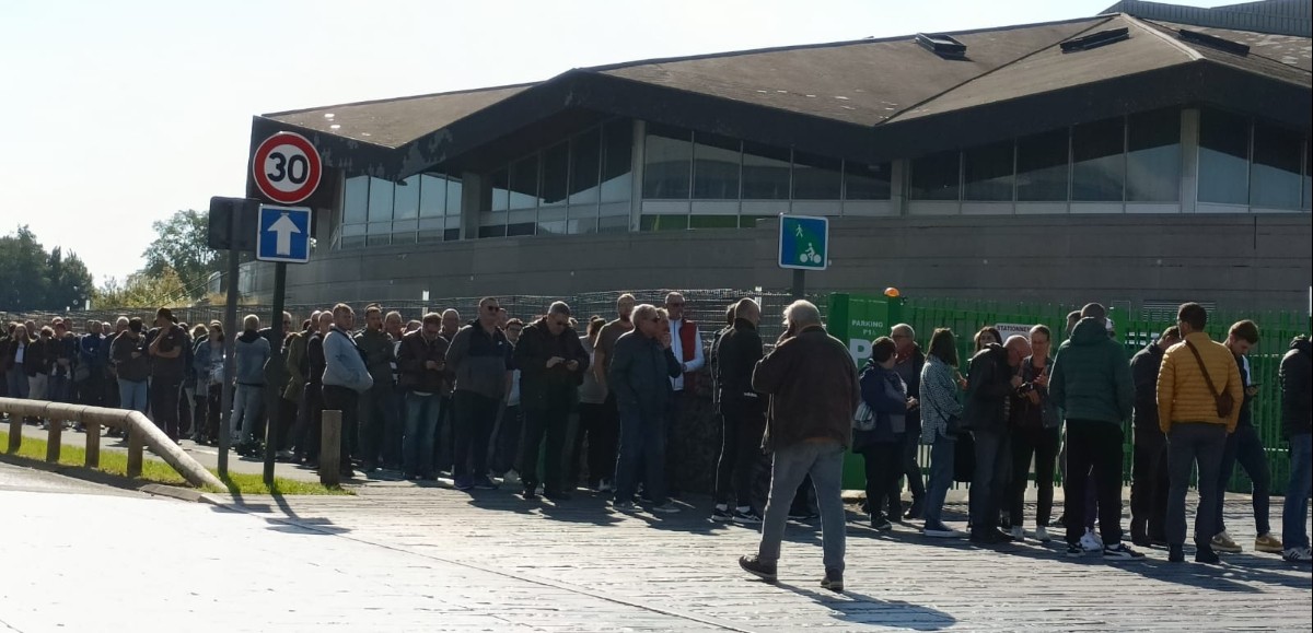 RC Lens : Des milliers de personnes patientent devant l’Aréna Stade Couvert pour changer les cartes d’abonnement