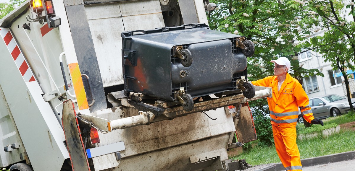 Isbergues : victime d’un malaise, le conducteur d’un camion poubelle finit sa course dans une maison