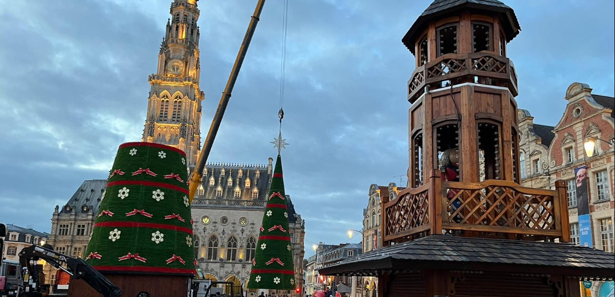 La magie de Noël s'installe à Arras avec l'arrivée du sapin géant ! 