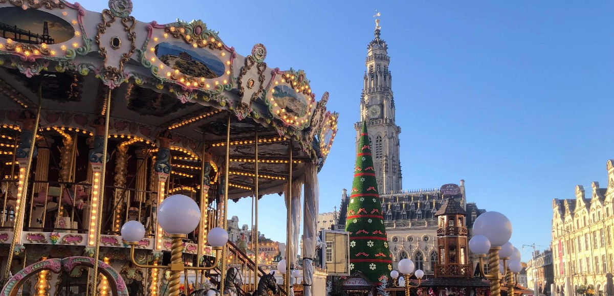 Les visiteurs font leurs premiers achats à la ville de Noël d’Arras