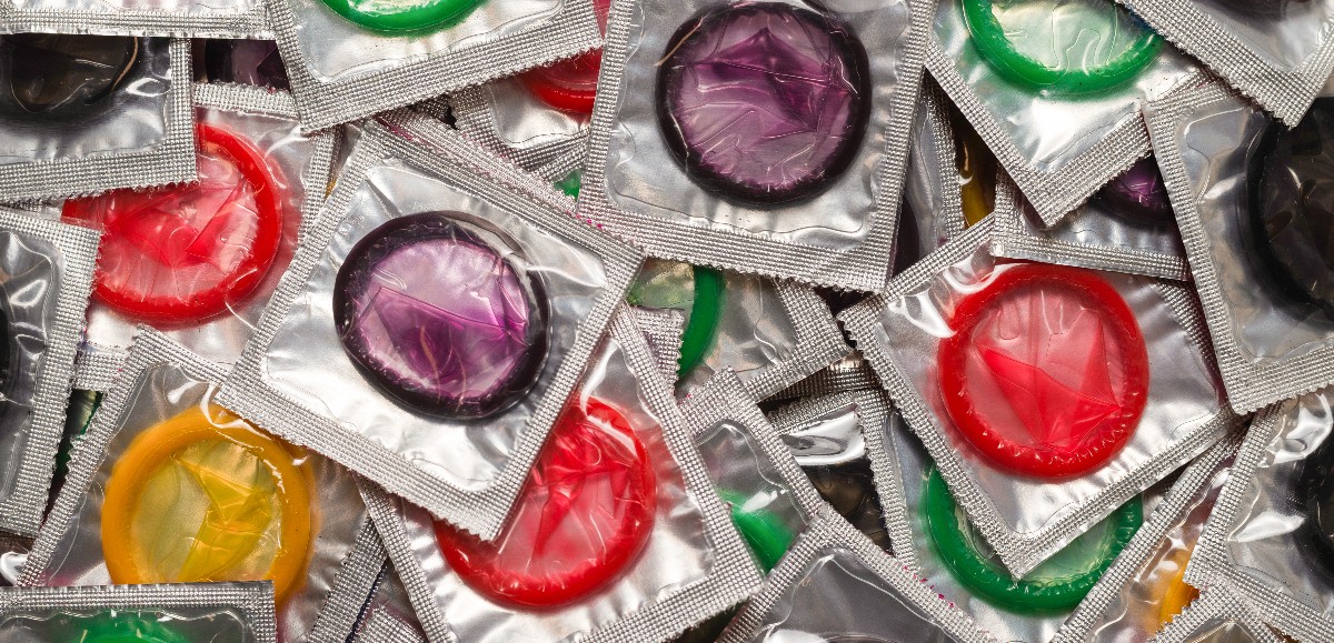 Emmanuel Macron annonce la gratuité du préservatif pour les 18-25 ans en pharmacie