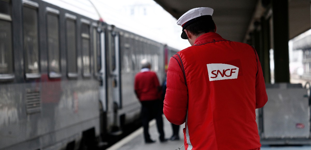 Le gouvernement appelle la SNCF à arrêter les grèves pour noël