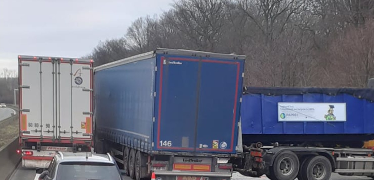 Collision entre 2 camions à Phalempin, circulation très difficile sur l'A1 