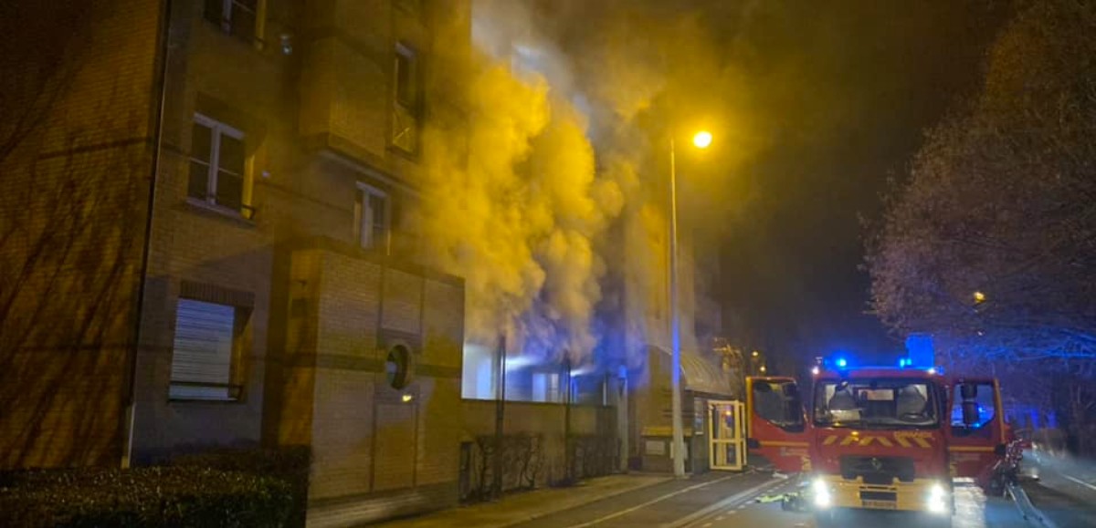 Un appartement totalement ravagé par les flammes à Béthune 