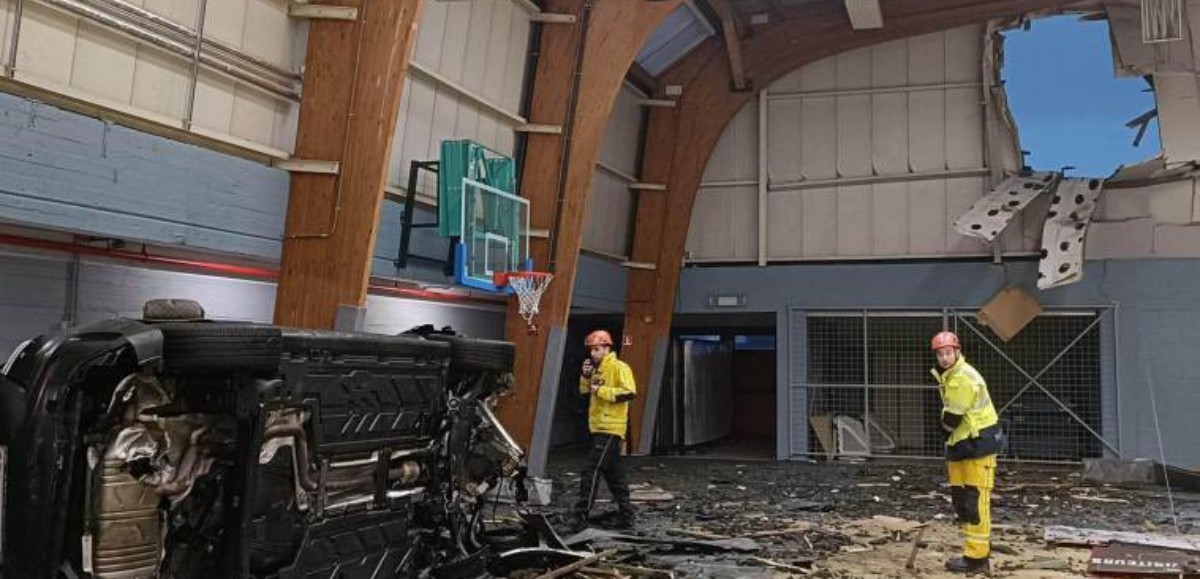 Accident en Belgique : une voiture décolle à 5 mètres de haut et termine dans un gymnase