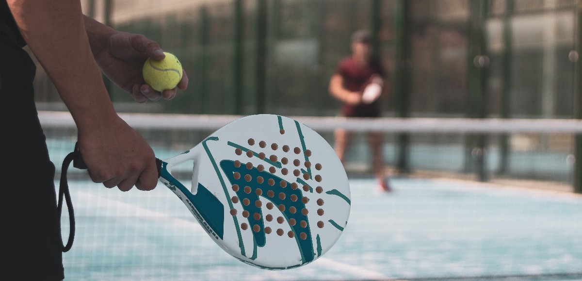 A mi-chemin entre le tennis et le squash, et si vous vous mettiez au padel ?