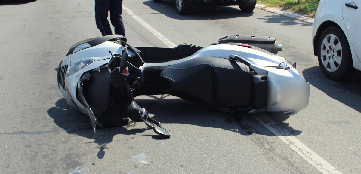 Harnes : impliqué dans un accident avec une voiture et un piéton, un conducteur de scooter gravement blessé 