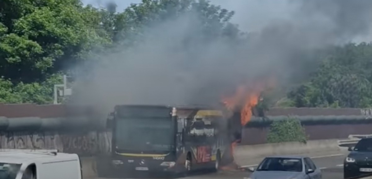 Un bus en feu sur l’A21 