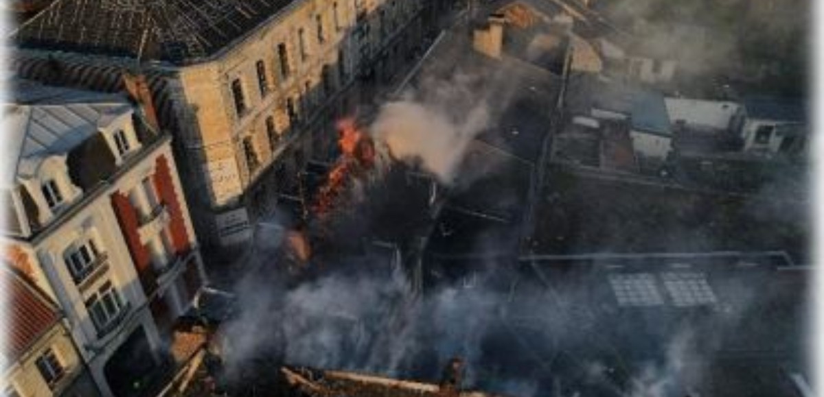 21 personnes évacuées après un impressionnant feu de toiture à Arras