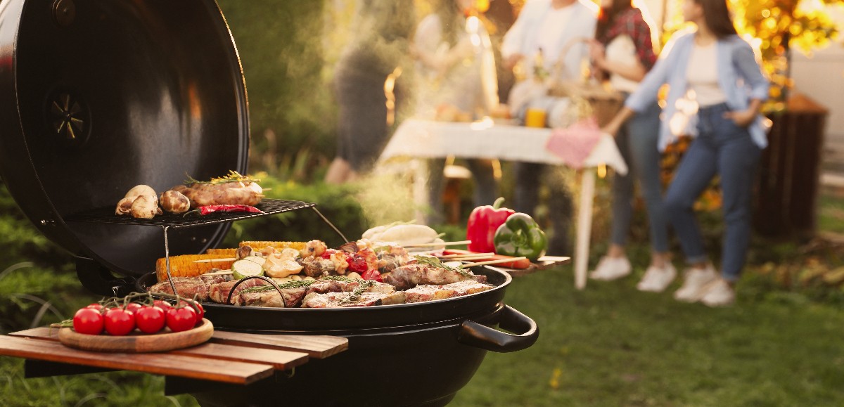 Plancha ou barbecue : quel choix faire pour vos grillades estivales ?