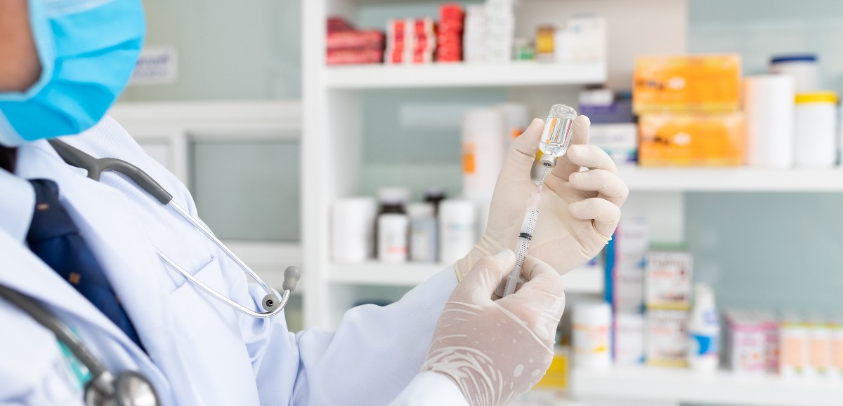  Les pharmaciens peuvent désormais prescrire et administrer des vaccins