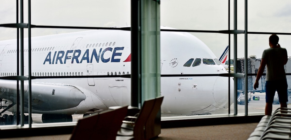 Les billets d’avion bientôt plus chers en France ?