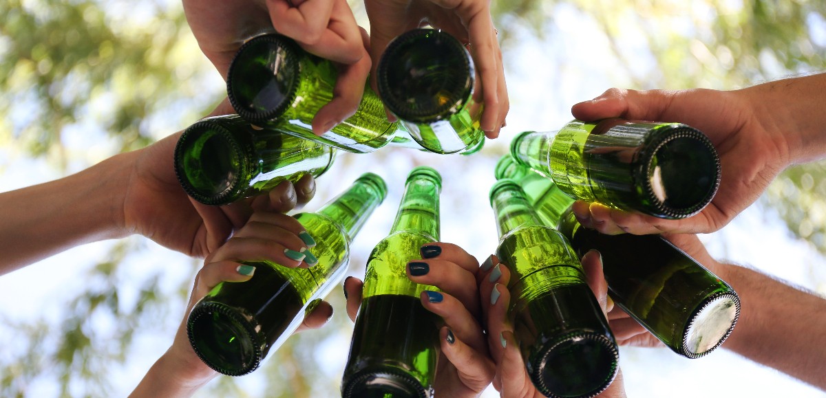 Alcool chez les jeunes : 70 % des Français ne voient aucun problème à servir de l’alcool à des mineurs