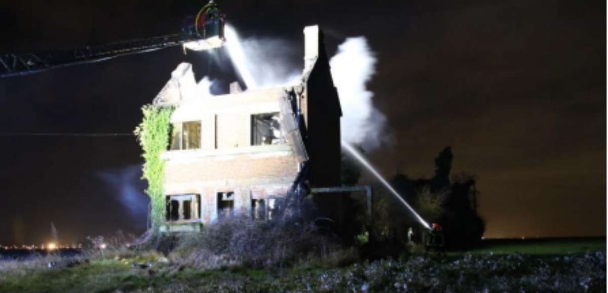 Grenay : ils tirent des feux d’artifice et brûlent une maison le soir du réveillon 