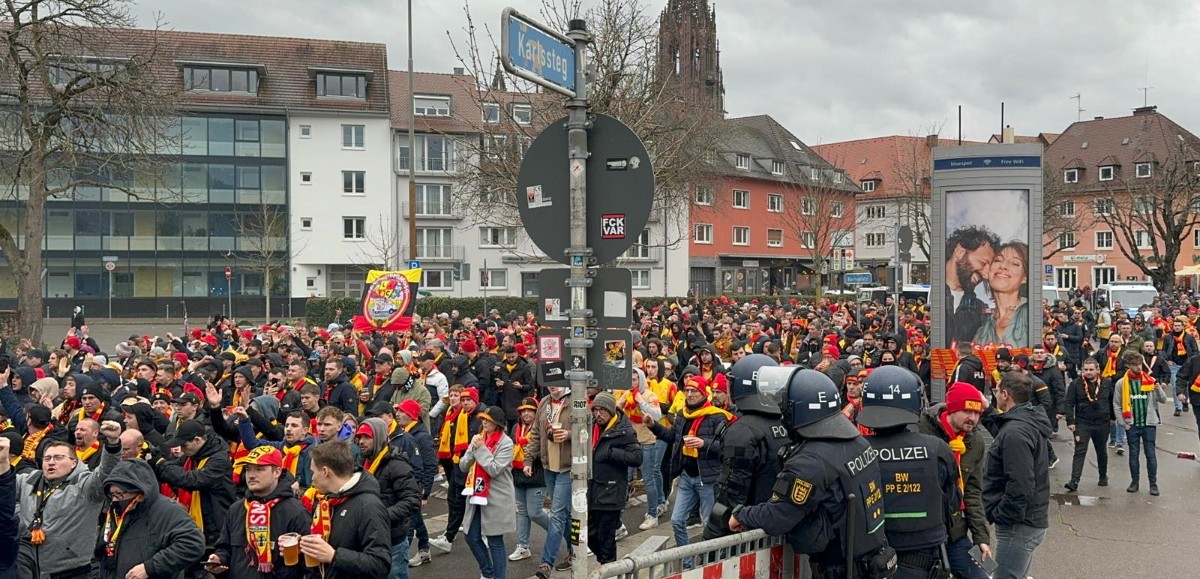 [Vidéo] Plus de 1 500 supporters lensois défilent dans les rues de Fribourg 