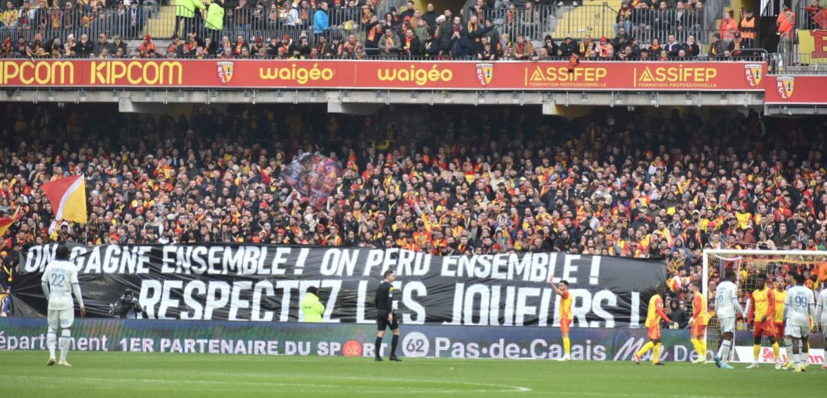 Une banderole en soutien aux joueurs victimes d’insultes dévoilée en tribune pendant Lens-Monaco