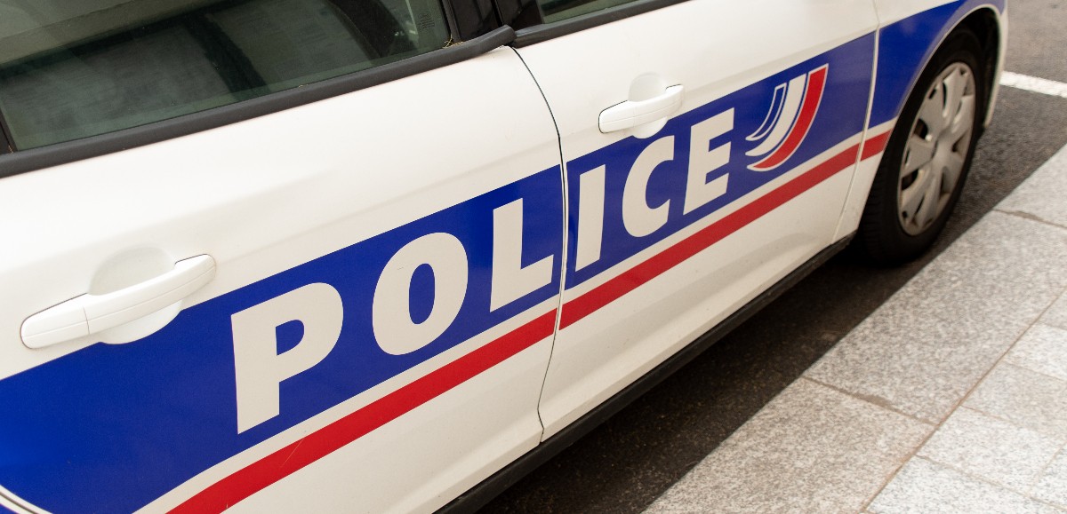 Deux policiers gravement blessés par balles dans un commissariat à Paris